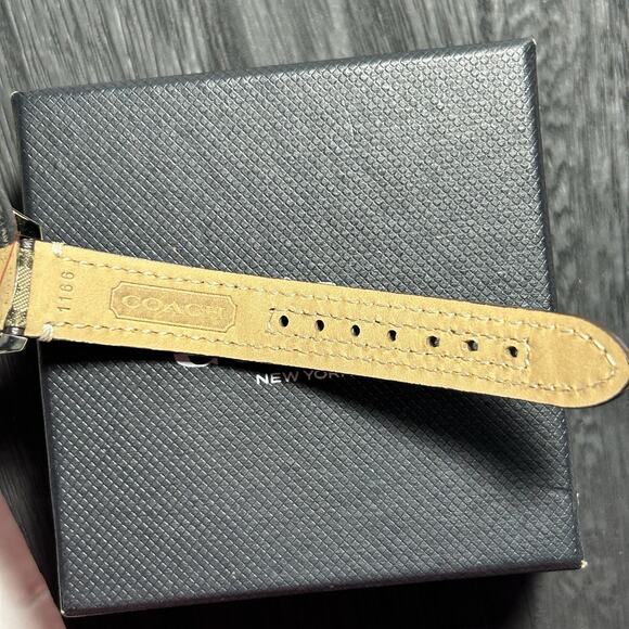 Coach Womens Watch Classic Signature 2019 Silver Toned Face Original Box READ - Picture 6 of 13